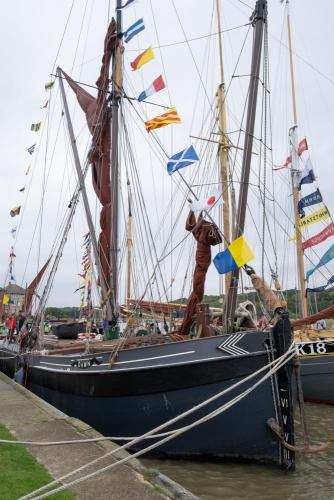 0965-013 'Dawn'  'Pioneer' tied up at Lion Quay