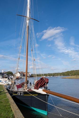 0997-017 Smack 'Maria' moored alongside Pearson's Quay