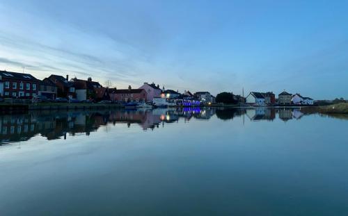 001-rowhedge-waterfront-at-christmas