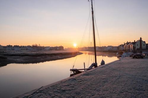 004-sunrise-on-a-frosty-morning-rowhedge 