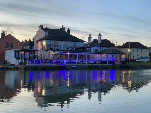 006-the-anchor-at-christmas
