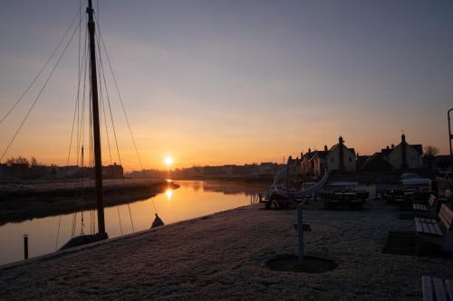 008-sunrise-on-a-frosty-morning-rowhedge 