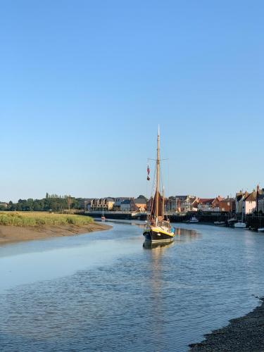 009-gaff-ketch-stenoa-arriving-in-rowhedge
