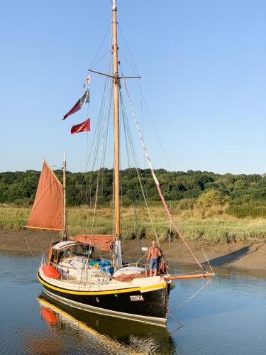 012-gaff-ketch-stenoa-arriving-in-rowhedge