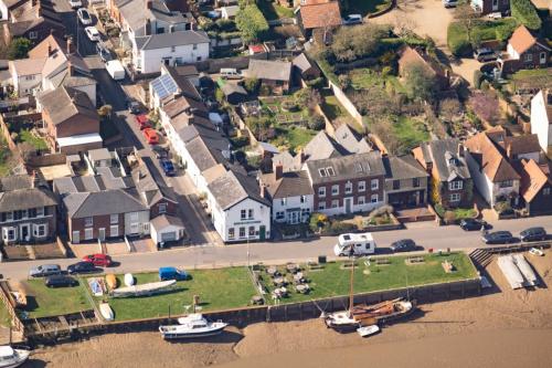 0950-007-rowhedge-from-above