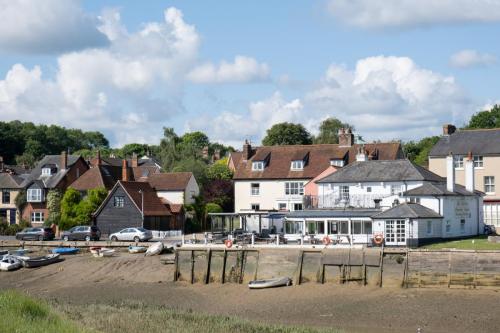 0956-023-rowhedge-waterfront