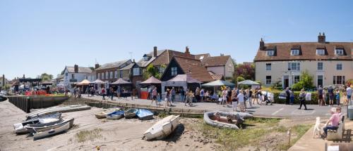 0959-004-rowhedge-waterfront-readying-for-the-regatta
