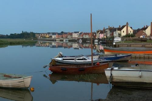 0959-072-lizzie-on-her-new-mooring-in-the-evening