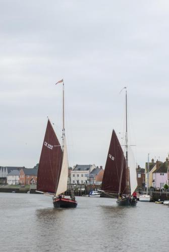 0965-001-smacks-ellen-maria-heading-up-the-colne