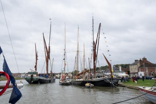 0965-026-Barge-Thistle-passing-Dawn-Pioneer-My-Alice-tied-up-at-Lion-Quay