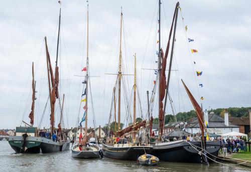 0965-027-Barge-Thistle-passing-Dawn-Pioneer-My-Alice-tied-up-at-Lion-Quay