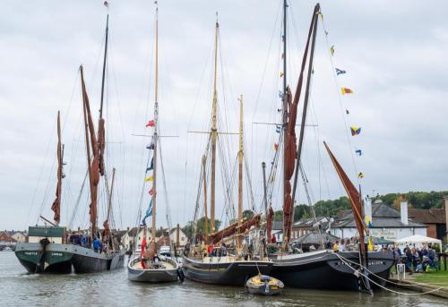 0965-027-barge-thistle-passing-dawn-pioneer-my-alice-tied-up-at-lion-quay