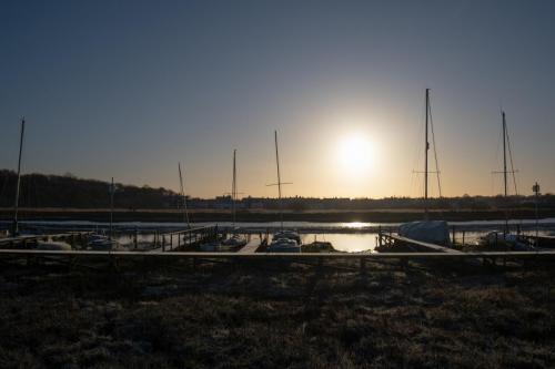 0972a-008-boats-moored-alongside-the-colne-river-path