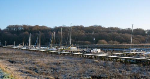 0972a-009-boats-moored-alongside-the-colne-river-path