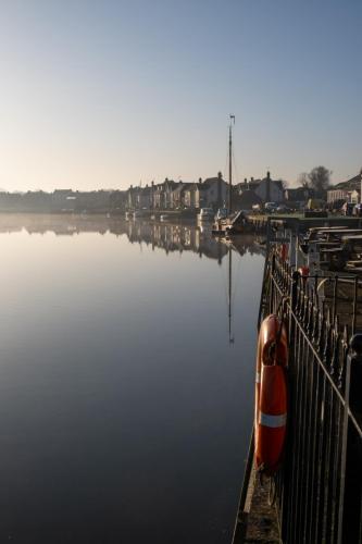 0972a-022-rowhedge-waterfront-from-the-anchor-pub