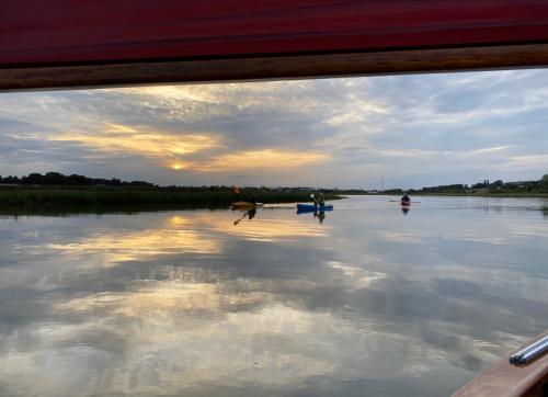 0975-025-colne-sunset-kayakers