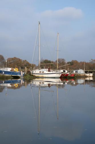 0981-002-boats-in-the-mud-berths