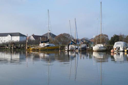 0981-006-boats-in-the-mud-berths