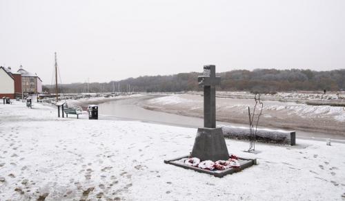 0982-007-rowhedge-war-memorial-in-the-snow