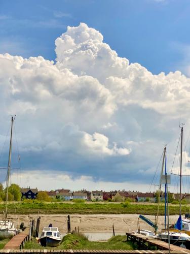 0991-001-large-cumulus-clouds-over-wivenhoe-and-rowhedge