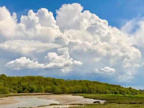 0991-005-large-cumulus-clouds-over-wivenhoe-and-rowhedge