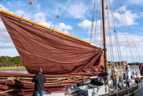0997-029-Smack-Maria-hoisting-sail