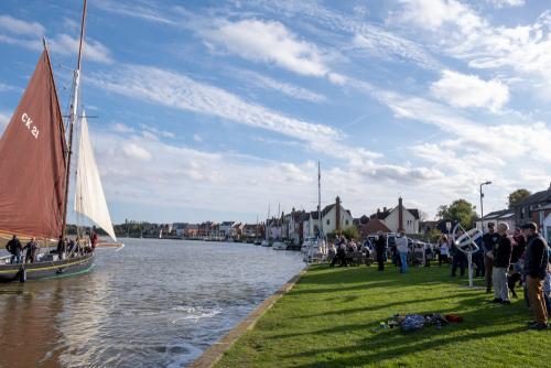 0997-032-Smack-Maria-setting-off