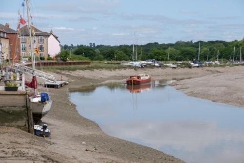 1003-022-dutch-barge-at-anchor-in-the-colne