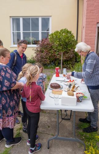 1024-025-Aline-serving-refreshments