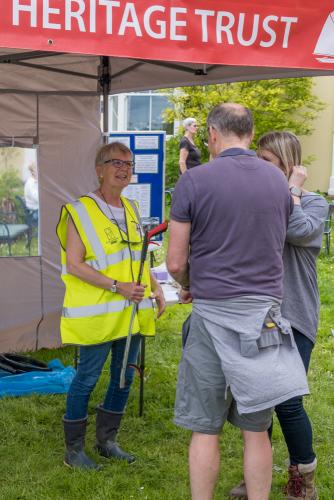1024-027-Sue-chatting-to-litter-pickers