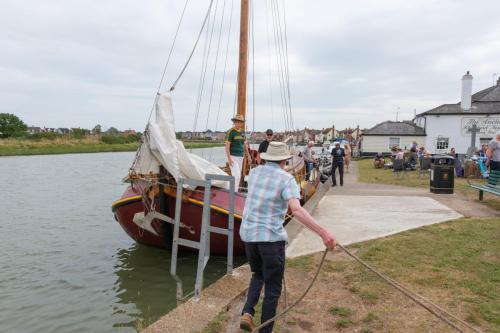 1064-004-Alberdina-docking-alongside-Lion-Quay (1)