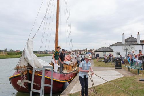 1064-005-Alberdina-docking-alongside-Lion-Quay (1)