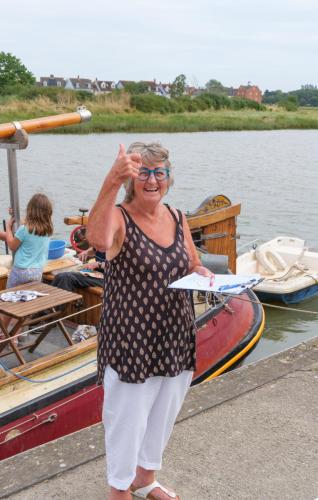 1064-008-Happy-relaxed-Loraine-organising-the-food-delivery