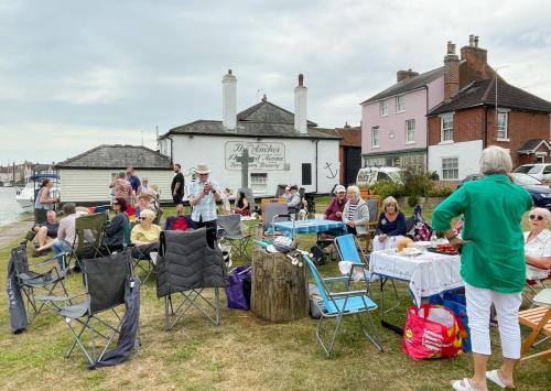 1064-014a-Seafood-picnic-underway