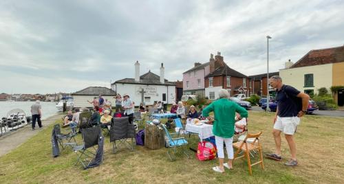 1064-014b-Seafood-picnic-underway