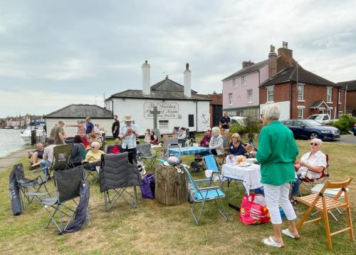 1064-014c-Seafood-picnic-underway