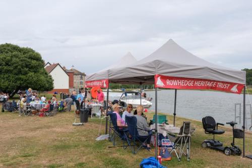 1064-019-Seafood-picnic-underway