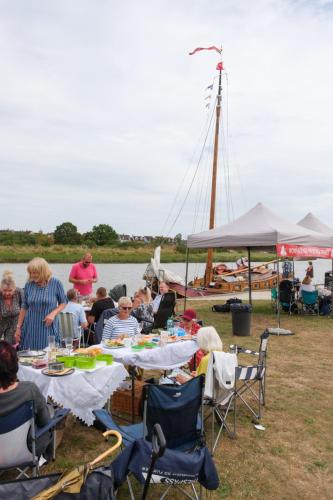 1064-021-Seafood-picnic-underway