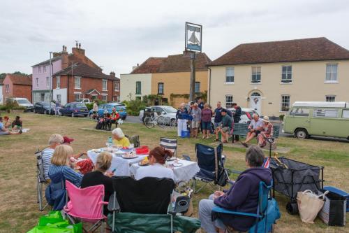 1064-025-The-Roughedge-Carousers-entertain-picnickers