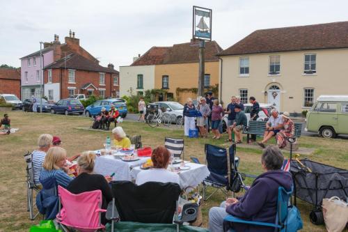 1064-026-The-Roughedge-Carousers-entertain-picnickers