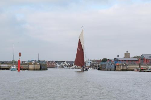 1081-004-CK-21-Maria-sailing-into-Wivenhoe