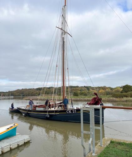 1081-006b-CK-21-Maria-coming-alongside-Rowhedge-Quayside
