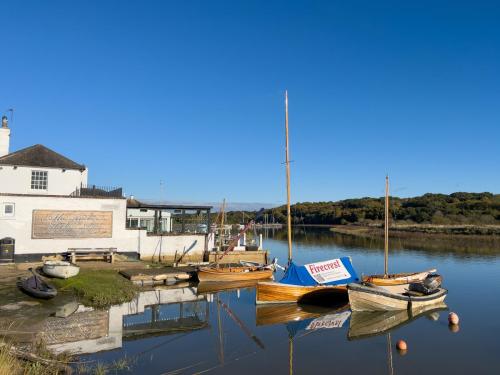 Rowhedge-moorings-on-a-still-morning-001