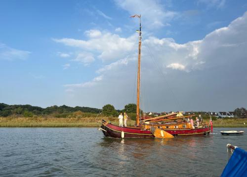 dutch-barge-alberdina-passing-the-anchor-001
