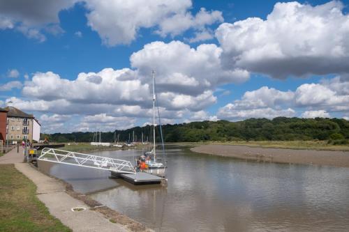rowhedge-public-pontoon