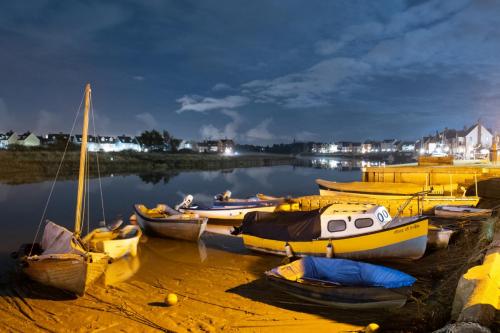 rowhedge-waterfront-by-sodium-light-001