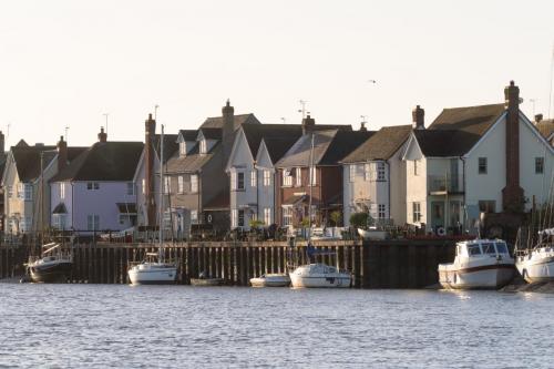 rowhedge-waterfront-quay
