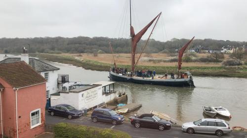 thames-barge-making-its-way-up-the-colne-001