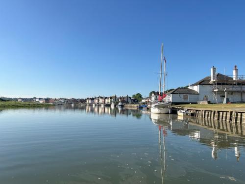 the-anchor-and-boats-alongside-lion-quay-001